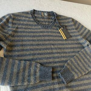 No 4 wool sweater size xxl fits small